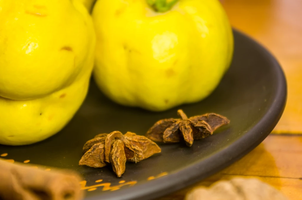 large-yellow-quince-fruits-on-a-ceramic-plate-wit-2025-10-11-08-26-56-utc